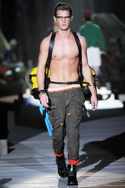 Look 10